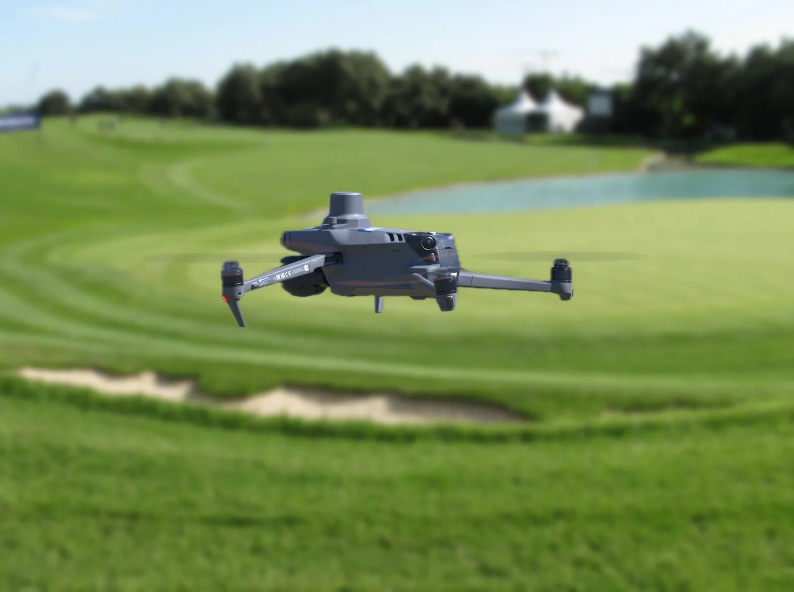Dron DJI Mavic 3 Multispectral volando sobre un green